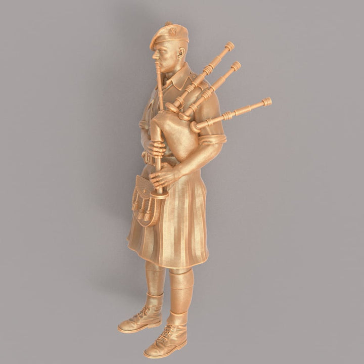 MM1170 Military Highlander Bagpiper Figure