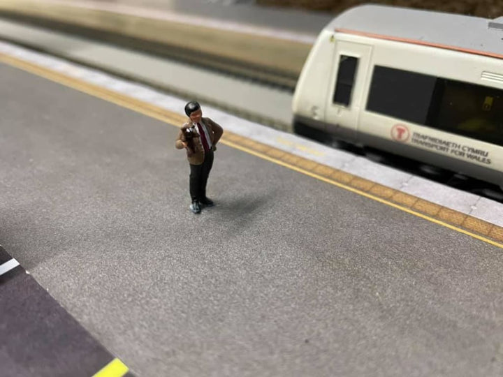 Mm480 Mr Bean 1:76 Scale With Teddy Figure