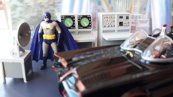 MM491 Batman with Cape Figure